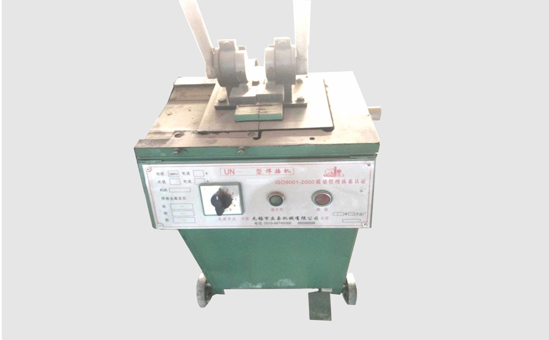 آلة لحام المؤخرة
